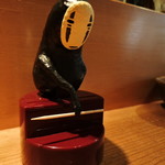 『千と千尋の神隠し』に出てくる「カオナシ」 そのフィギュア型爪楊枝入れが卓上に置いてある｡ 何 故 に カ オ ナ シ ｗｗ(ﾉ∀`) 　 これがカワイイのだ！ 頭を上から押すと、爪楊枝1本取ってくれる。 ヤ ダ 、 超　健　気 ！(*>ω<)
