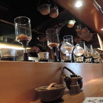 カウンター前に並ぶサイフォン。アレで、肉節や魚介節から出汁を引く。 　サイフォンは全部で６号機まである。