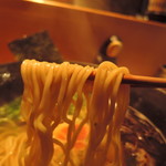 ビッグヘビーキッチン - 麺は平打ち中細縮れ麺、加水率は中級。ラー麦使用らしい。 　だが、スープが凄過ぎて霞んで見えちゃう。