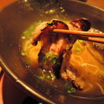 チャーシューの代りに、鹿児島ブランド豚茶美豚を 　塩麹漬けにした肉を焼き上げた炙り焼豚が鎮座。 　弾力ある歯応えを残し、肉肉しい。