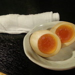 新宿かっぱ - お通しの味付玉子300円とおしぼり