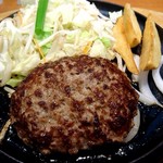 にっくい亭 - 肉感ゴツゴツビーフハンバーグのアップ