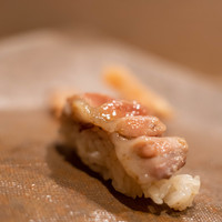 うを徳 - 鮪（しび）、十六貫（≒60kg）、炙（あぶ）り
