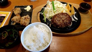 Nikkuitei - 肉感ゴツゴツビーフハンバーグ 味噌汁セット(1338円)、唐揚げ(1個90円×3個)