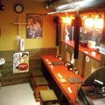 もつやき処　円満 - カウンター（全４席、七輪は２個分）