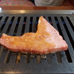 龍園 - 見た目にもうつくしい上ロース肉を焼き始めました