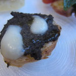 ビオディナミコ - 前菜　黒オリーブとアンチョビ、モッツァレラのクロスティーニ