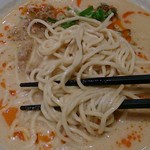 かにチャーハンダイニングの店 - 担々麺ハーフ　麺アップ