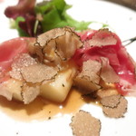 神楽坂 鉄板焼 中むら - フランスロワール産ホワイトアスパラガスの鉄板焼　イタリアパルマ産生ハム　うずらのポーチドエッグ　パルミジャーノレッジャーノ　イタリア産サマートリュフ　ホワイトアスパラの皮を使ったフォンドヴォー