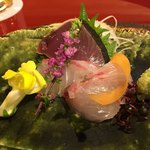 炭と地酒とたしなみワイン Kai本店 醸す - かつお、鯛、シマアジという贅沢なお造り(￣∇￣)