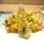 祇園 にし - 真ん中はオクラ、後ろは玉蜀黍と枝豆の天ぷら