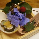 島津寿し - おまかせ 10,000円 ①付出し (白身昆布巻、小魚甘露煮、鮪まぐろシグレ煮、バイ貝) 2018年06月