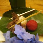 島津寿し - おまかせ 10,000円 ①付出し (白身昆布巻、小魚甘露煮、鮪まぐろシグレ煮、バイ貝) 2018年06月