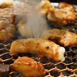 Obaltan - 洗浄していない一本モノのホルモンにハサミを入れます。