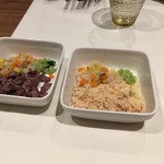 レジーナリゾート軽井沢 御影用水 - 【犬】秋鮭とクスクスのサラダ仕立て(Sサイズ・60g) 600円(税込)と鹿肉のサイコロステーキお野菜を添えて(Sサイズ・60g) 800円(税込)