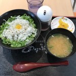 Tsudanomatsubarasabisuerianoborisensunakkukona - しらす丼