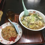 Koganeya - 野菜タンメンとミニチャーハン880円！
                      チャーハン美味い