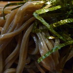 坂の家 - 黒々した蕎麦に海苔がいっぱい・・・