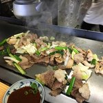 ホルモン料理専門處 利根屋 - 白肉とカルビかな？