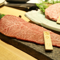 飛騨牛一頭家 馬喰一代 名古屋WEST - 「本日の「最とび」赤身部位（塩コショウ）」。色に劣化が。