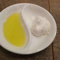 VANNO - パンにつけるレモンクリームとオリーブオイル