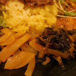 SPICY CURRY 魯珈 - 玉ねぎのアチャール、マスタードオイル高菜