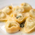 ラ スフォリーナ - メニューピッコロ<平日限定> 1400円 のリコッタチーズとほうれん草を詰めたトルテッローネ