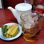 玉蘭 - 紹興酒のロック&無料のお通し　500円。本日の無料のお通しは胡瓜とニンニクの漬物。
