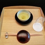 菊乃井 - 箸の上のは乾杯用の盃です。