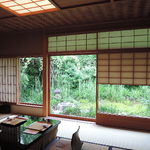 菊乃井 - 新緑が美しいお部屋。中の光が反射しないガラスだそうです。