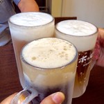 酒呑み屋かどっこ - 「ホッピー」で乾杯。私(手前)は黒で、二人は白。この状態(初めから焼酎で割られた状態)でホッピーが出てきたのは初めて。