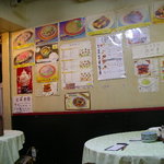 中国遼菜府 - 丸いテーブルと四角いテーブルがあります。