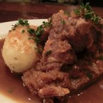 ビーボ デイリースタンド - 「豚すね肉の黒ビール煮込み」：ホロリと口の中でほぐれて…しつこく無いっ！