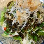 沖縄食堂 てぃんがーら - もずくと大根のシャキシャキサラダ！