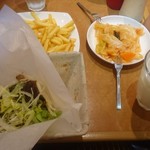 ターキッシュ テイスト - ケバブセット(ﾋﾞｰﾌ、ﾎﾟﾃﾄ、ﾄﾞﾘﾝｸはｱｲﾗﾝ)プラス酸味のあるキムチみたいなのをサービスでｲﾀﾀﾞｷﾏｼﾀ(笑)