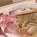 麦と麺助 - 1806_麦と麺助 新梅田中津店_味玉イリコそば＠950円+3種のチャーシュー増し＠350円 麺リフト