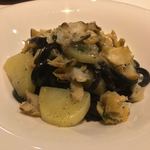 カーサ・デル・チーボ - イカ墨を練りこんだ黒いトレネッテ 八戸産ツブ貝とじゃが芋のアンチョビソース