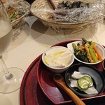 日本酒　寿亭 - お通しとるみ子の酒
豆腐は自家製でしたよ。それにオリーブオイルをかけて