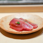 鮨 早川 - 千葉県勝浦の鰹のたたき、 玉ねぎ、青葱と生姜