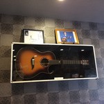 みぃ珈琲 - H.30.4.26.夜 内観：堀内孝雄さん実使用のギター