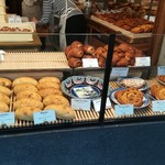 ブリコラージュ ブレッド アンド カンパニー - パンの陳列。