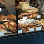 ブリコラージュ ブレッド アンド カンパニー - パンの陳列。