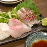 飲んべぇ食堂 らくだ屋 - 刺身三点盛ハーフ(イサキ、寛八、平目)