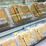 美味旬彩かわ瀬 - 店頭の冷蔵ケース。