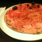 厚手のふっくらピザにどっぷりソース