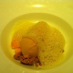 レストラン リューズ - ココナツ風味のホワイトチョコレートのムース　マンゴソルべ　パッションフルーツの泡