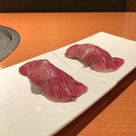 もっちゃん家 - 牛炙り握り（二貫）