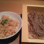 日本蕎麦オリオリ - ほうじ茶で炊いた茶飯が付きます。