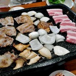 チヂミ - サムギョプサル（焼肉中）