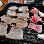チヂミ - サムギョプサル（焼肉中）